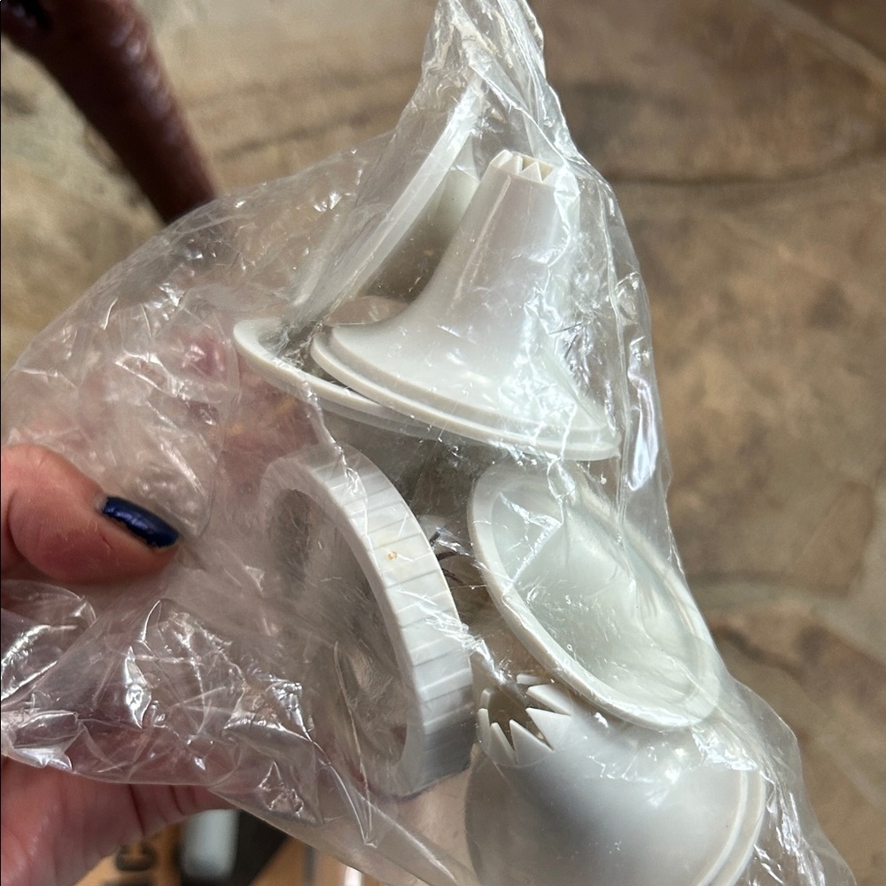 The Pampered Chef Easy Accent Decorator with Six Tips;New in Original Packaging - Picture 3 of 16